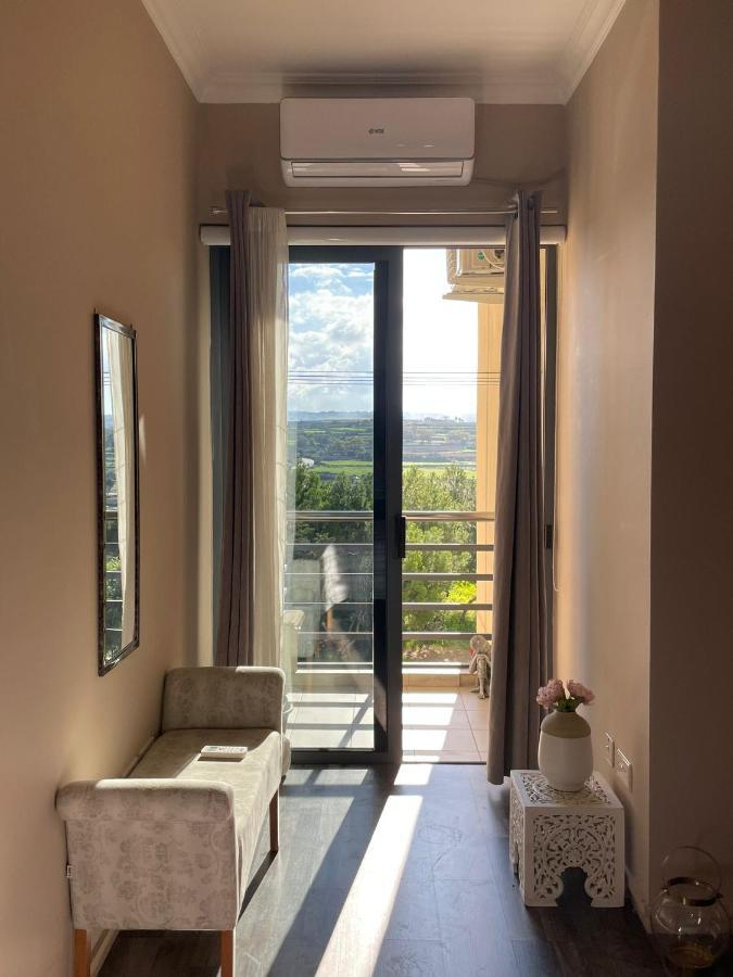 Cosy Designer Finished Apartment With Unobstructed Views 세인트폴스베이 외부 사진
